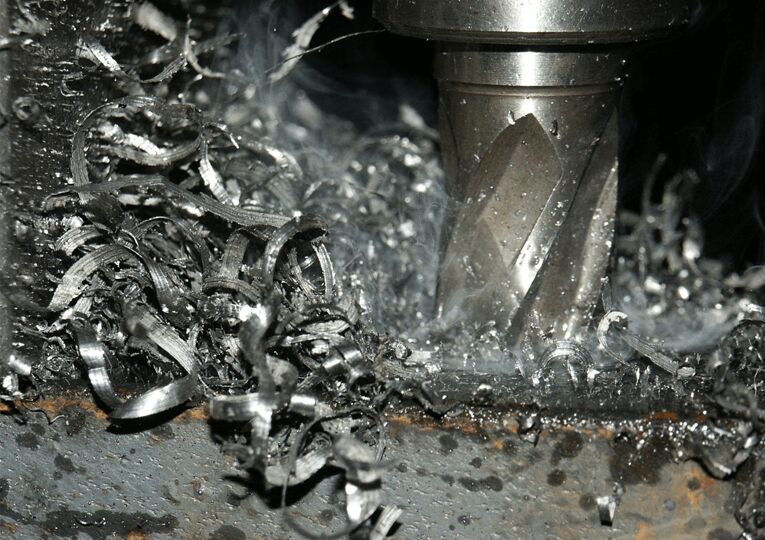 Beim Bohren von Metallwerkstücken fallen in den Werkzeugmaschinen neben Spänen sehr feine Stäube an, die zuverlässig abzusaugen sind