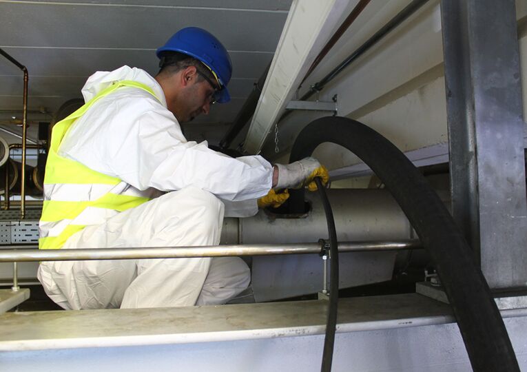 Mittels besonderer Wasserhochdrucktechnik oder Spezialbürsten, welche meist über Revisionsöffnungen eingebracht werden, können Verschmutzungen und Anhaftungen in der montierten Rohrleitung gelöst werden.