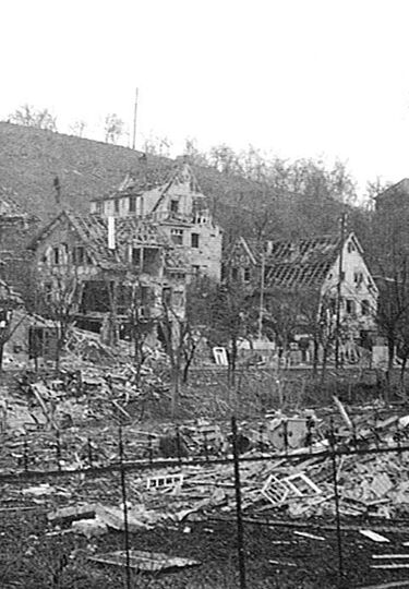 1944: Die Folgen des Krieges: Das Werk in Stuttgart-Obertürkheim wird am 2. und 3. März 1944 völlig zerstört, ebenso das großväterliche Haus in Uhlbach.